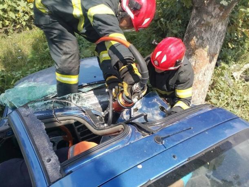 Зрелищное спасение заблокированной в автомобиле девушки совершили в Сынжерейском районе
