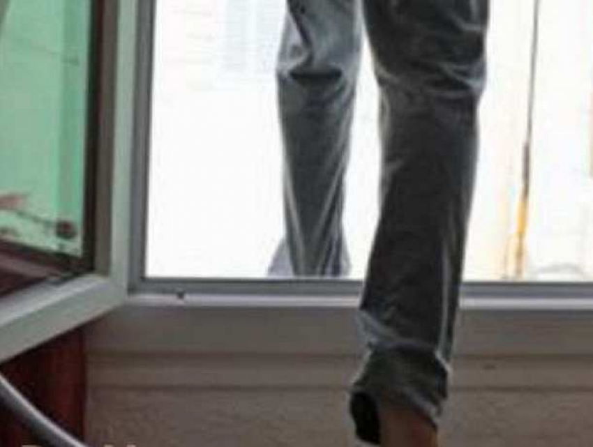 Студент из-за любовной драмы попытался выброситься из окна общежития на Ботанике 