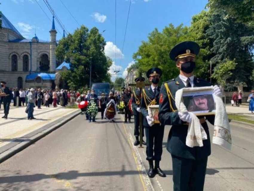 В последний путь Юрия Садовника проводили аплодисментами и с воинскими почестями