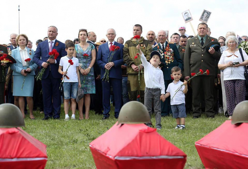 В Молдове прошла церемония перезахоронения останков 13 красноармейцев 