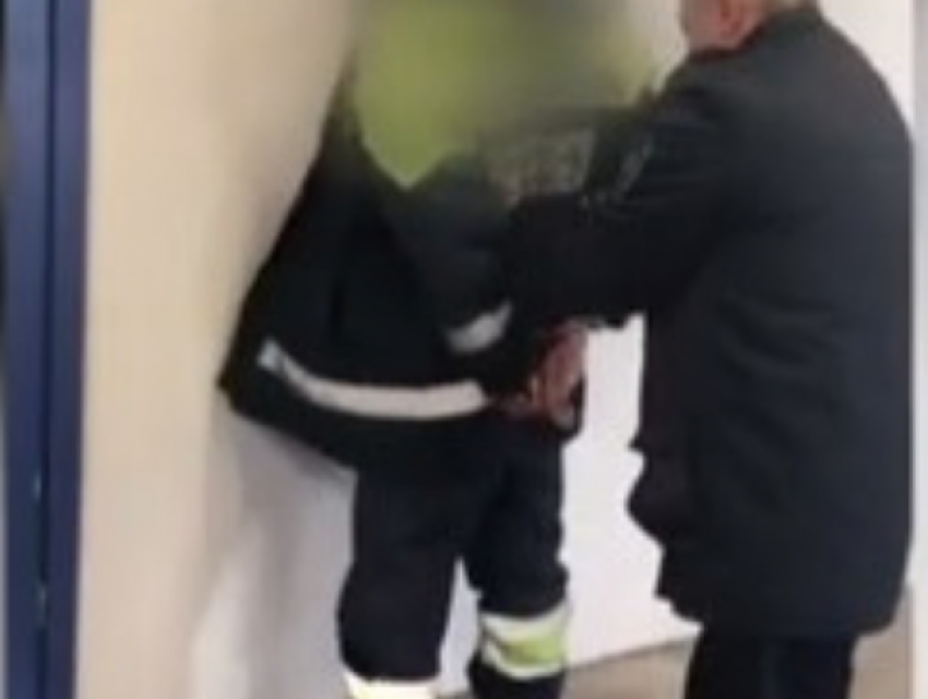 Задержаны двое сотрудников аэропорта Кишинева, воровавших вещи из багажа пассажиров