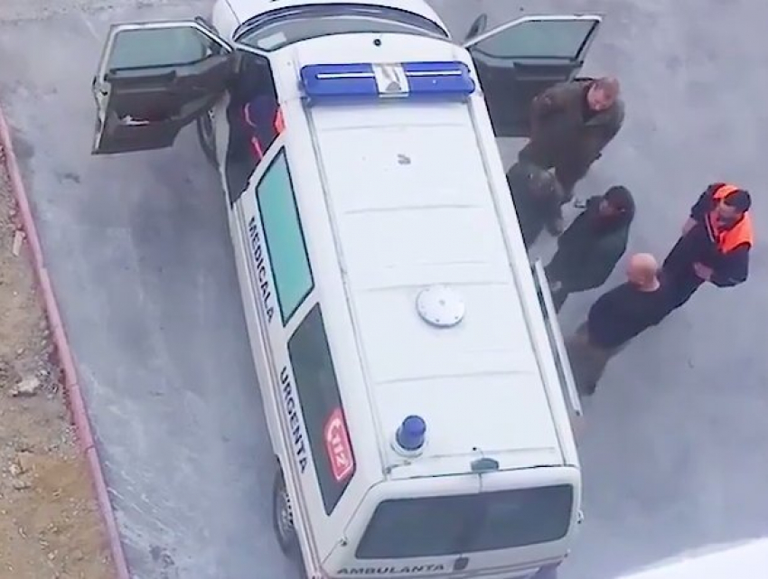 Избиение охранниками пациента во дворе больницы в Кишиневе попало на видео