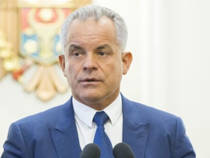 Осужденный на 19 лет Плахотнюк присутствовал на похоронах своей матери