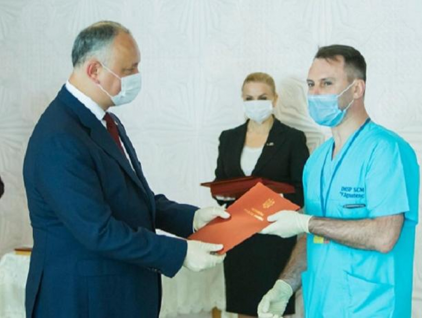 Глава государства поздравил работников детской больницы имени Игнатенко и вручил им награды