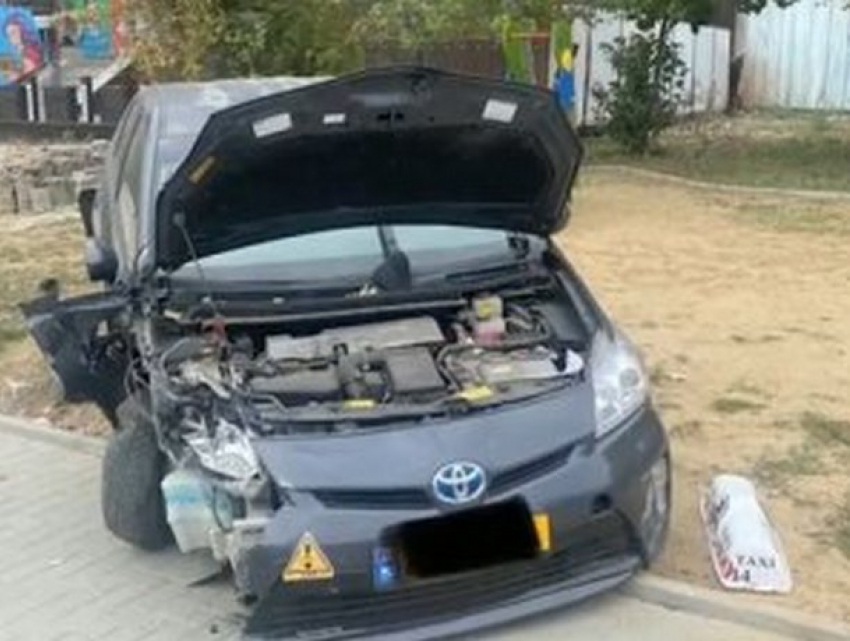 В Кишиневе водитель такси потерял сознание за рулем – он скончался 