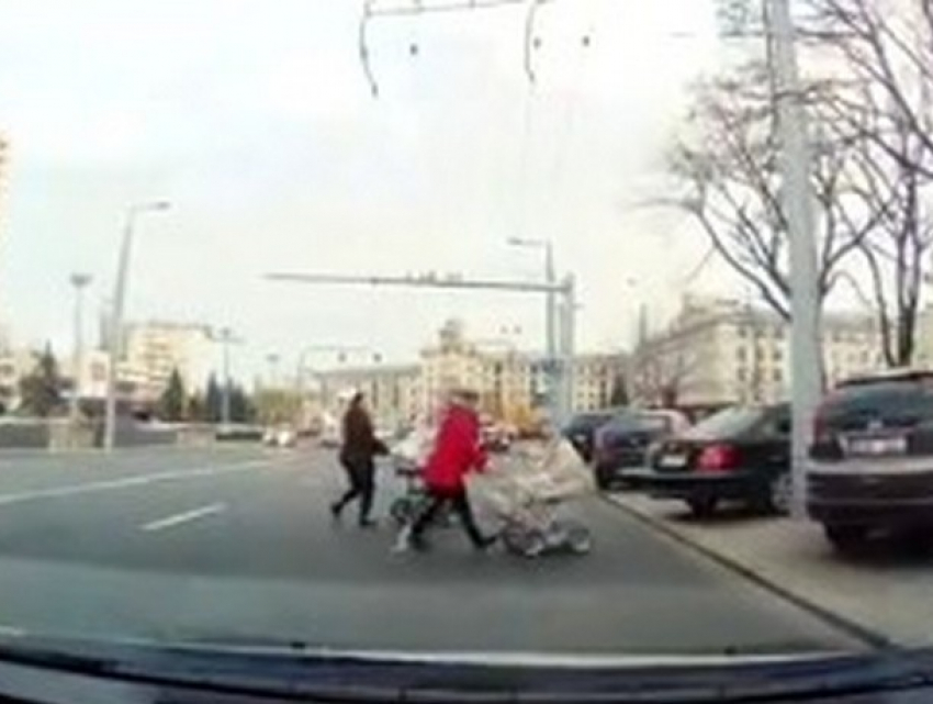 Молодые мамы с колясками, едва не спровоцировавшие ДТП в центре Кишинева, попали на видео 