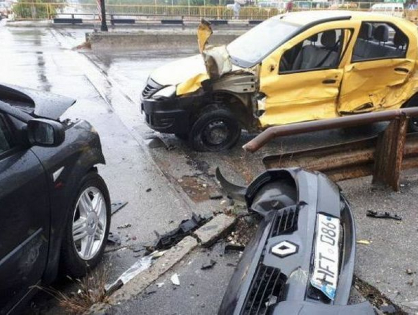 В жестком столкновении на Телецентре пострадали два легковых автомобиля