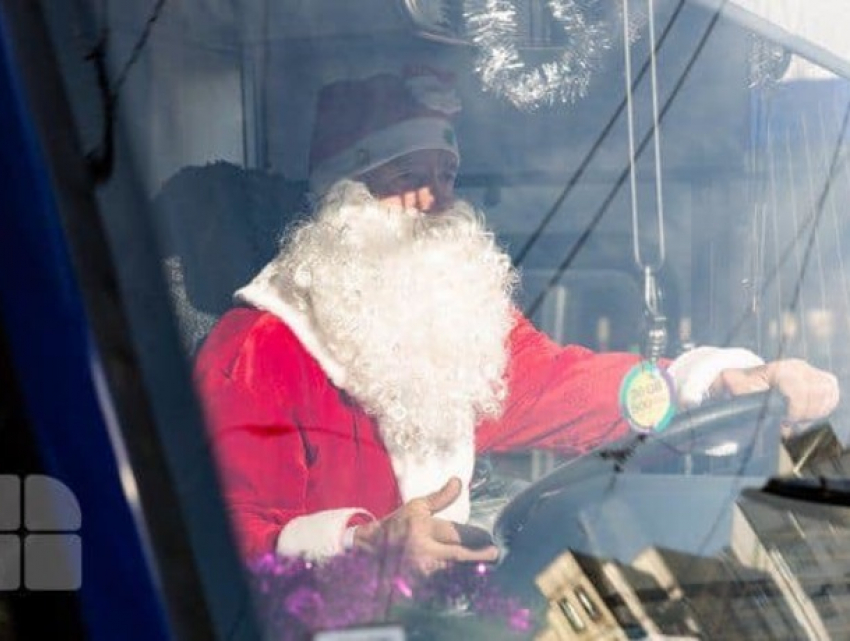 Санта-Клаус отложил вожжи оленьей упряжки и пересел за руль кишиневского троллейбуса