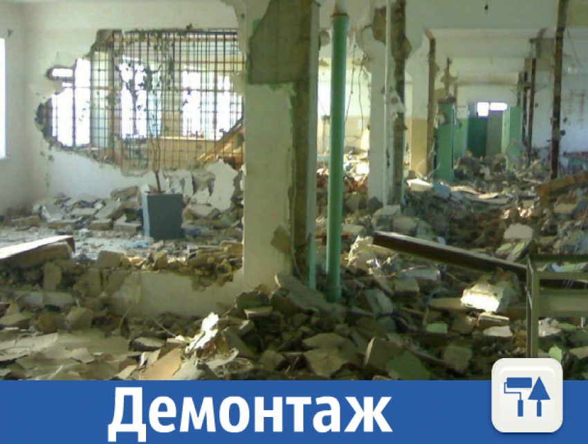 Демонтируем все: стяжку, стены, окна, двери