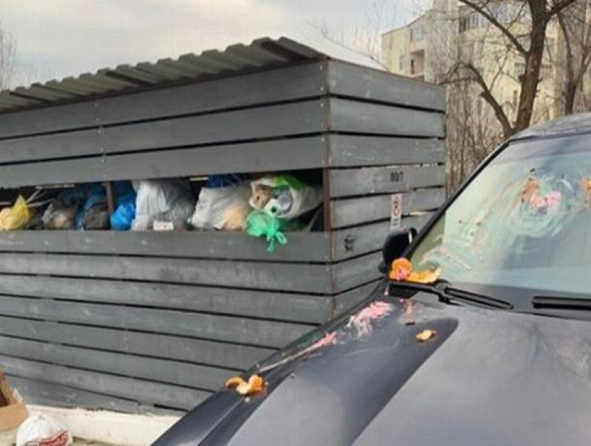 Жильцы дома по улице Албишоара забросали мусором BMW, из-за которого к их дому не смогла подъехать мусорная машина