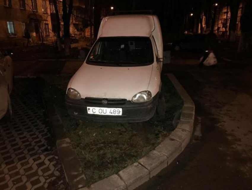 Возмутительное хамство водителя, припарковавшего авто как цветок среди клумбы, запечатлели в Кишиневе 
