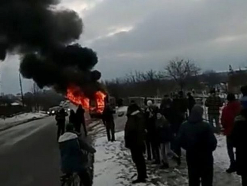 Микроавтобус с рабочими загорелся на ходу в Унгенском районе