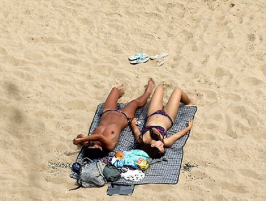 Обнаженные красотки с семечками на пляже Одессы рассмешили подглядывающего мужчину