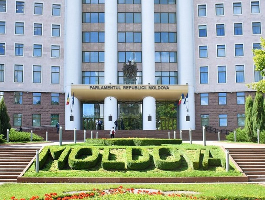 Снижение порога с 61 до 51: депутаты PAS единогласно приняли поправку к закону об оценке судей 