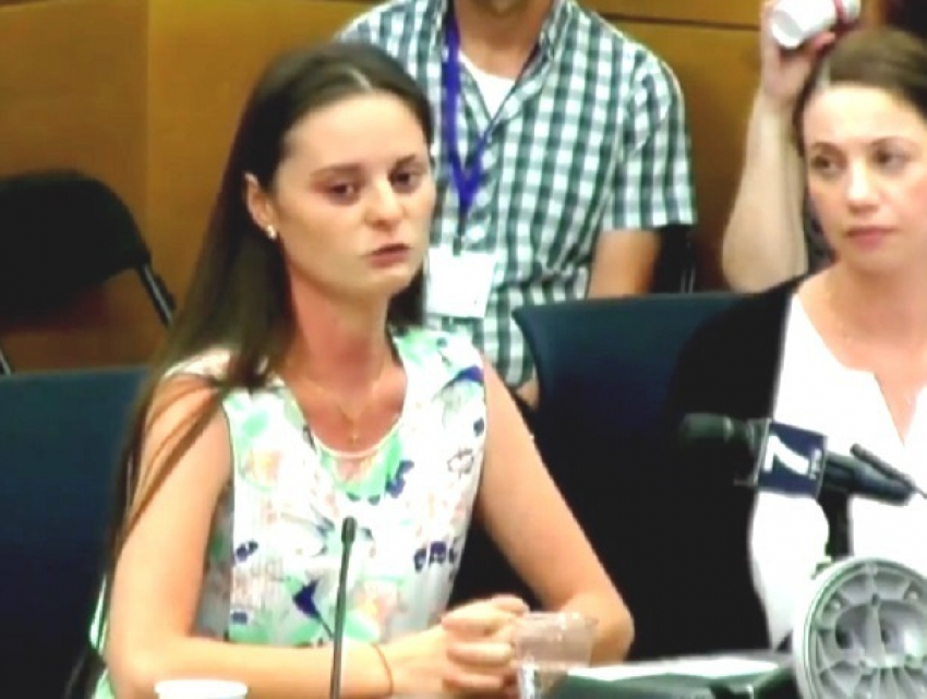 Мать убитой украинкой девочки из Молдовы со слезами на глазах выступила в парламенте Израиля 
