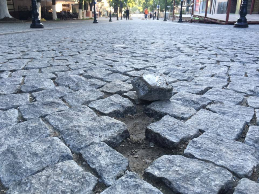 Едва обустроенная, пешеходная улица им. Е. Доги уже разрушается