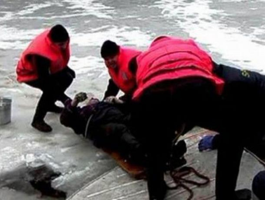 Сотрудники ГИЧС спасли рыбака, провалившегося под лед Гидигича
