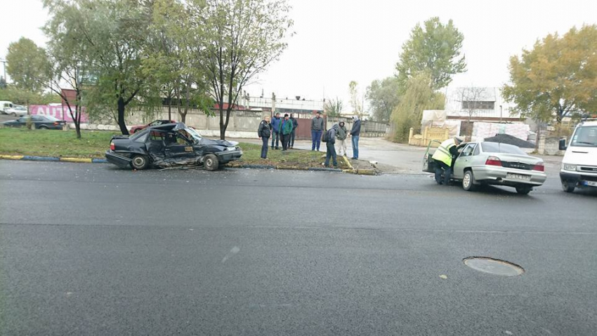 В результате аварии на Чеканах две машины оказались серьезно разбиты