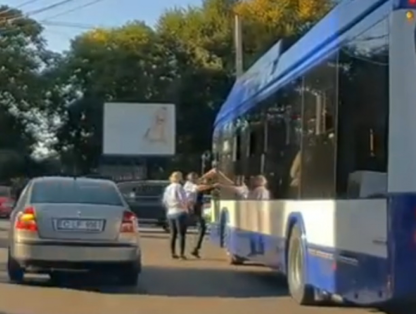 В троллейбус через окно залез водитель и стал звездой соцсетей