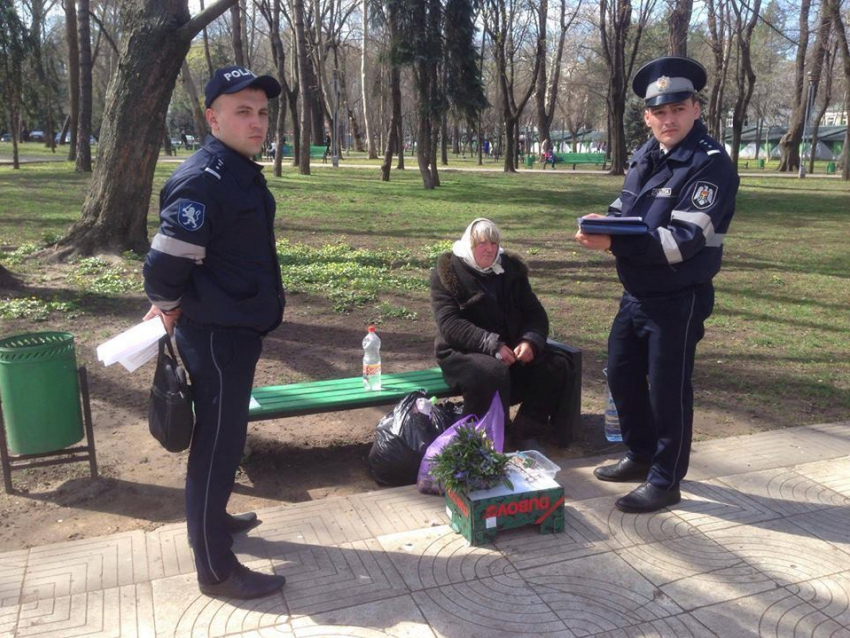 Реформа полиции по-молдавски: в центральном парке старушку штрафуют за продажу букетика цветов