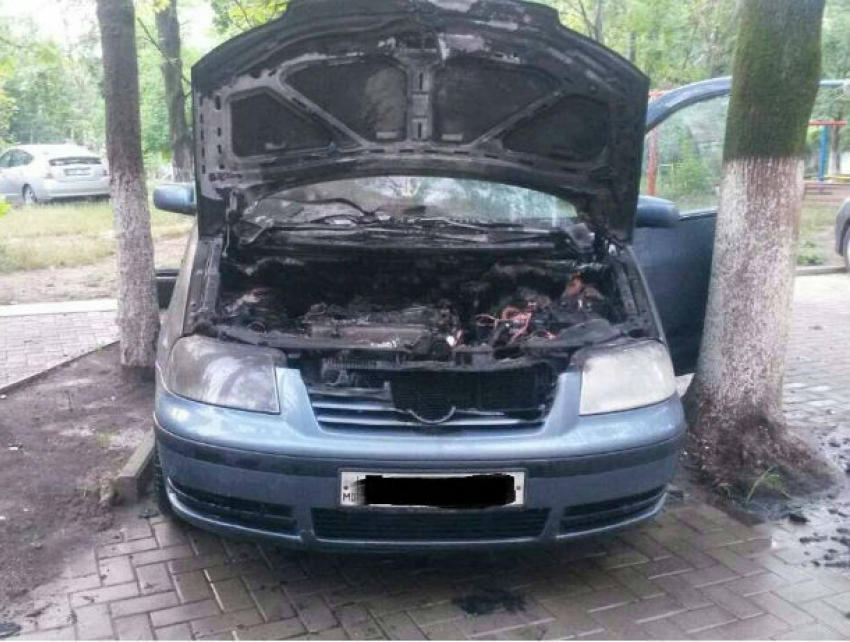 Упавший на капот кабель уничтожил автомобиль на Рышкановке