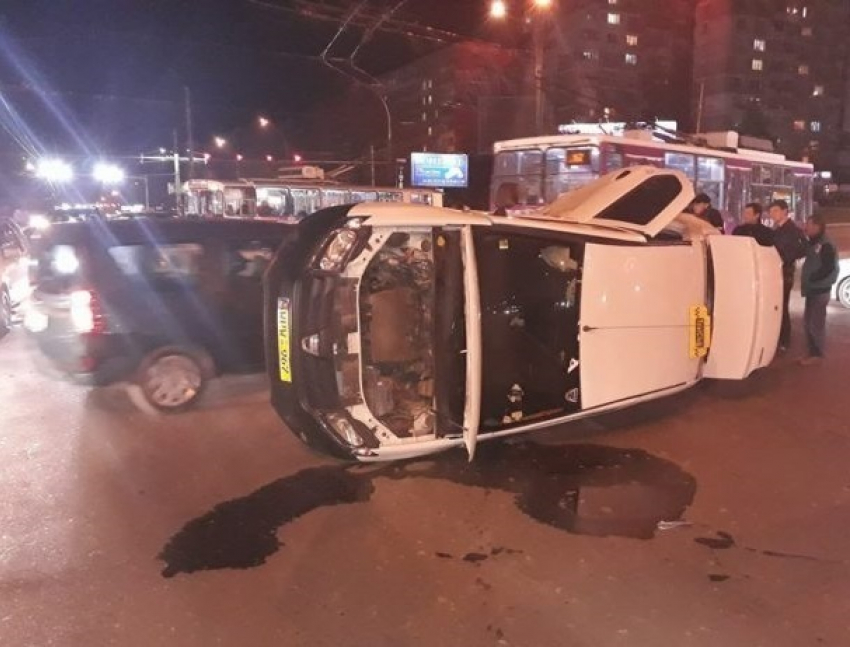 Авария с пострадавшим: такси опрокинулось при столкновении с BMW на Ботанике