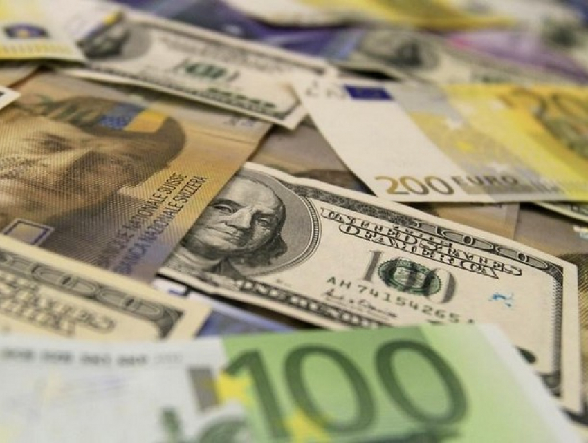 Евро продолжает расти, а доллар – отступать: курсы валют на среду 