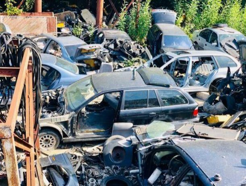 Обезврежена крупная группировка, которая нелегально переделывала старые машины и продавала их в Молдове