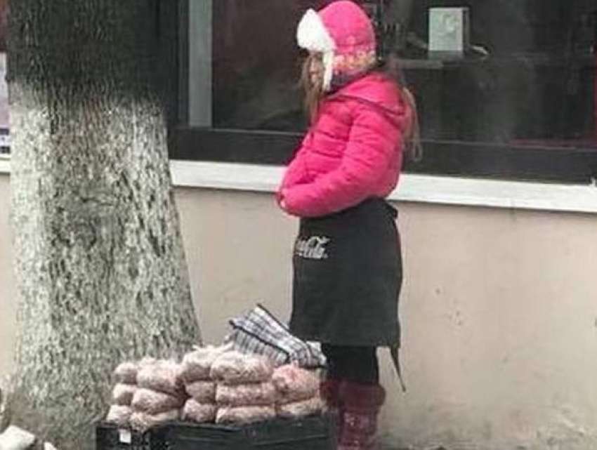 Маленькой девочке пришлось продавать арахис в центре Кишинева