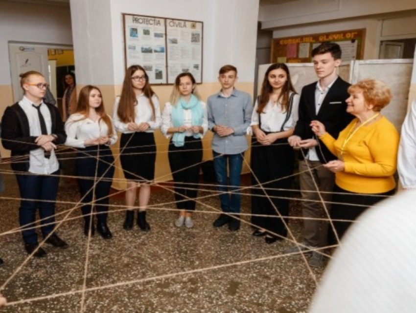 Школьников Молдовы продолжают заманивать и травить «европейскими перспективами"
