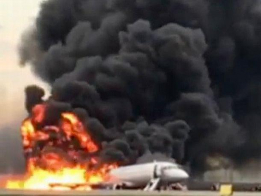 ЧП в Москве - в Шереметьево сразу после взлёта загорелся самолёт, есть погибшие в результате аварийной посадки