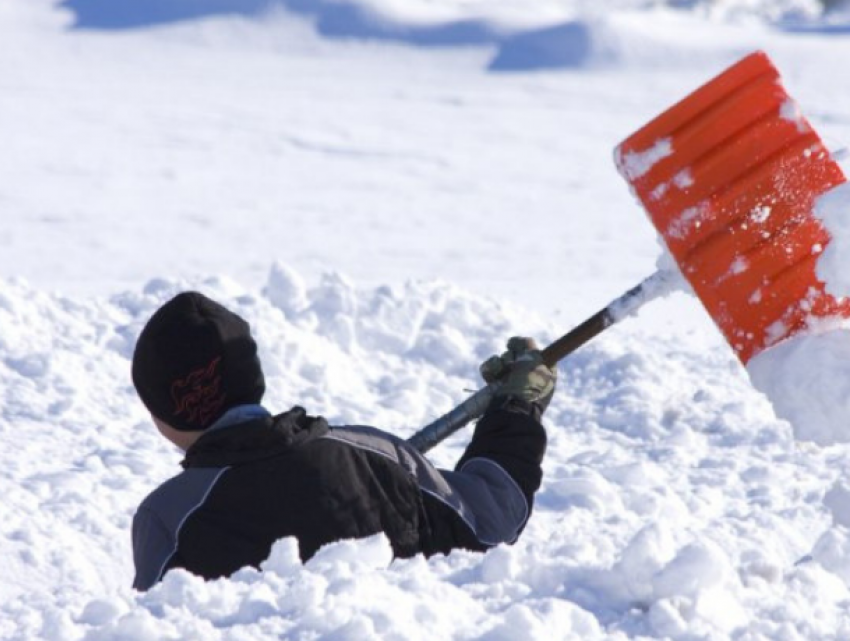 За неубранный снег у жилых домов оштрафовано 133 экономических агента Кишинева