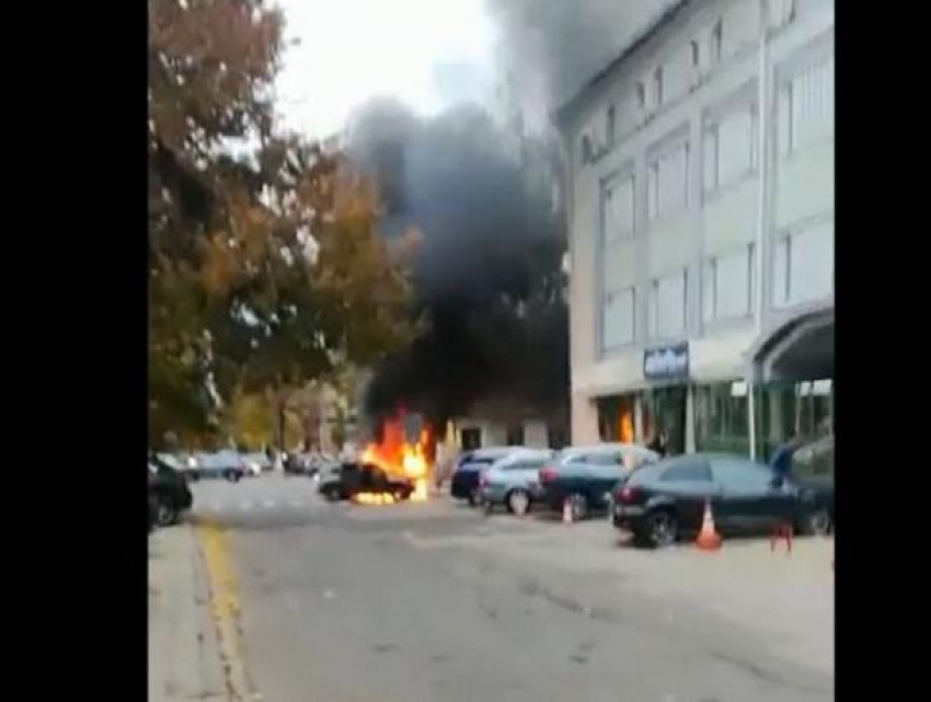 В центре города рядом с бывшей резиденцией Плахотнюка сгорели два автомобиля