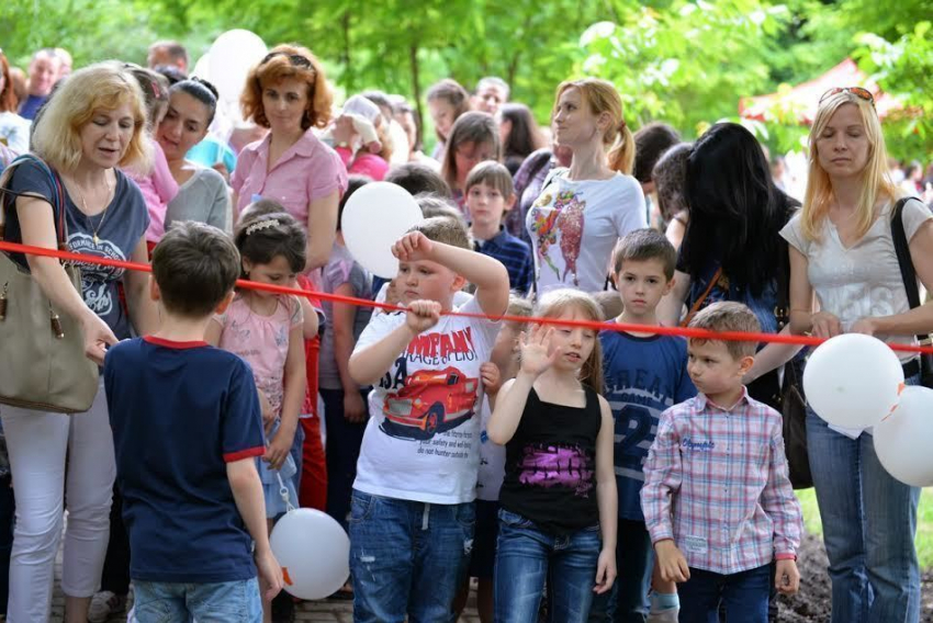 1 июня жителям Рышкановки подарили новую детскую площадку 