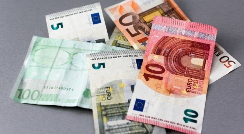 Сколько стоят евро и доллар в первый день нового года 