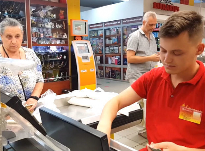 Хамское отношение кассира столичного супермаркета к женщине, задавшей вопрос на русском языке, потрясло горожан