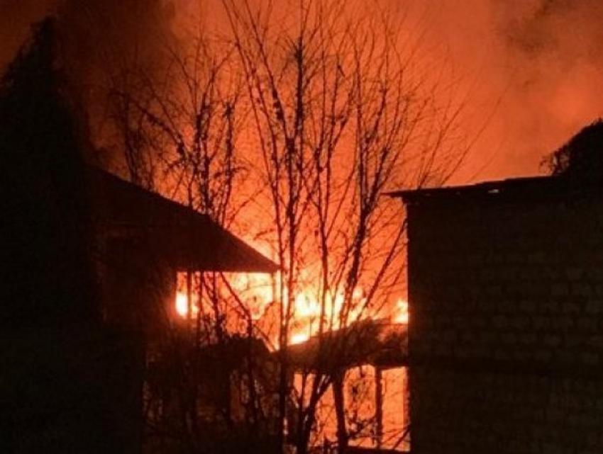 Пожар на Ботанике: горит дом в  районе супермаркета №1 на Виадуке 