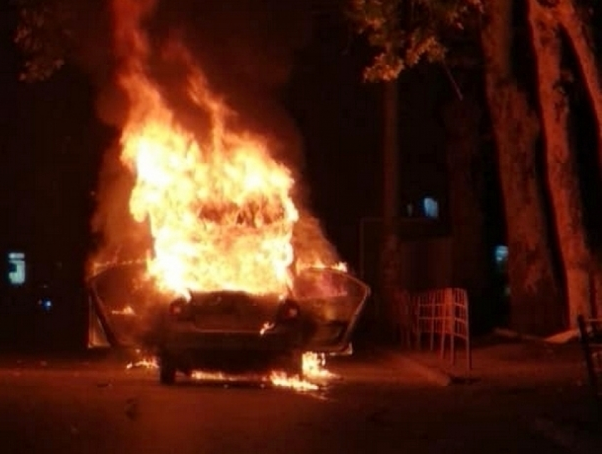 Автомобиль службы такси полностью сгорел на Буюканах