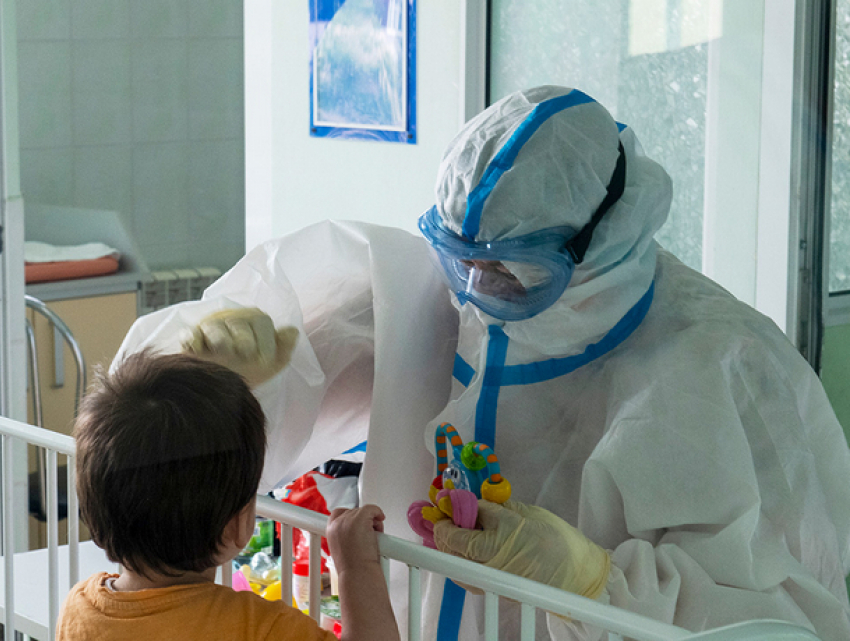 Все больше несовершеннолетних болеют коронавирусом: на этой неделе заразились около 300 детей