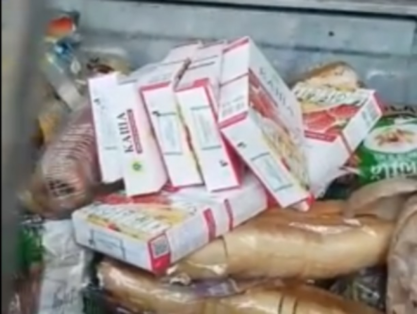 Видеофакт - в Кишиневе супермаркеты выбрасывают еду на помойку вместо того, чтобы раздать неимущим