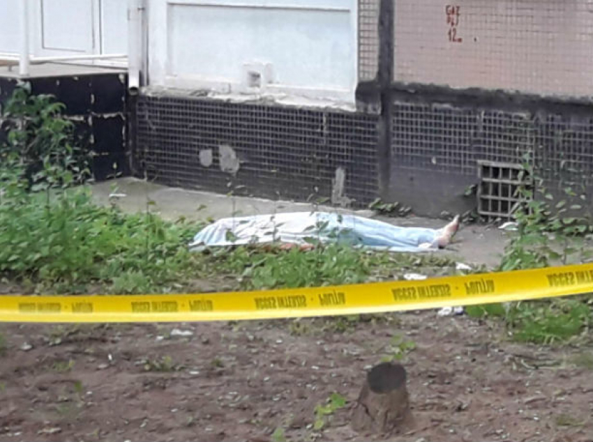 Смертельные травмы получил выпрыгнувший с 6-го этажа в Кишиневе молодой человек 