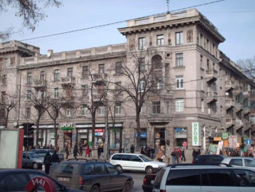 В центре Кишинева обрушились фрагменты жилого дома