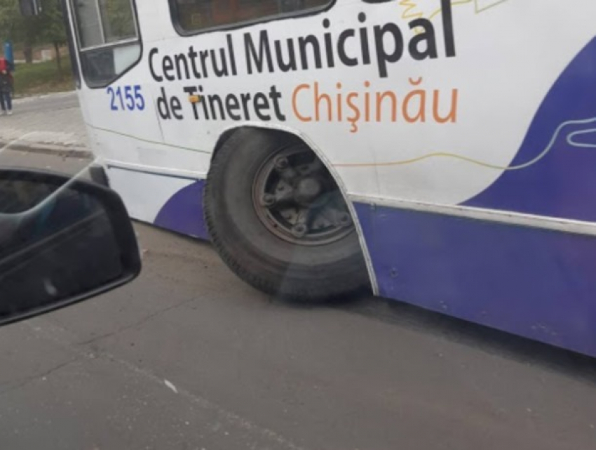 В Кишиневе у троллейбуса на ходу отлетело колесо