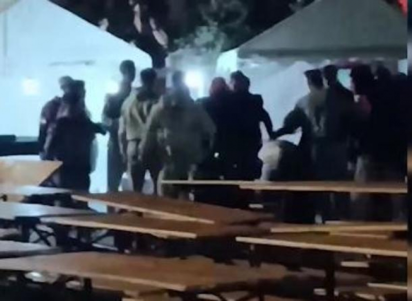 Массовая драка на День вина. Очевидцы засняли группу дерущихся парней