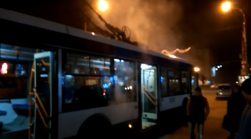 В Кишиневе загорелся троллейбус 