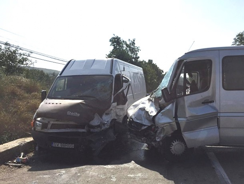 Микроавтобус из Молдовы столкнулся с автомобилем в Яссах: 11 пострадавших