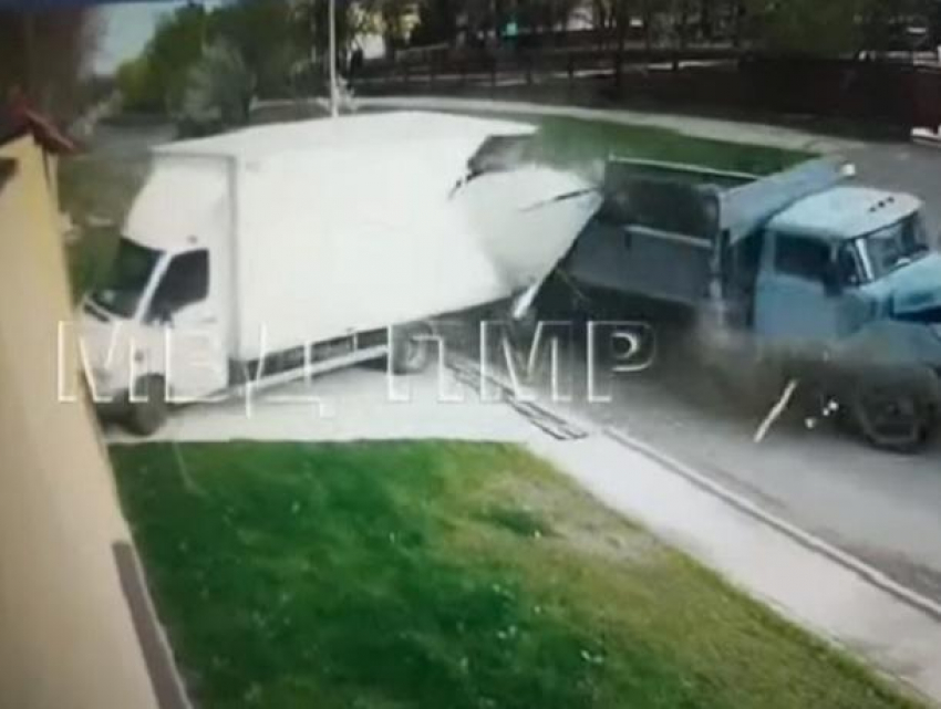 В Тирасполе водитель ЗиЛ-а врезался в припаркованный грузовик, момент столкновения попал на видео