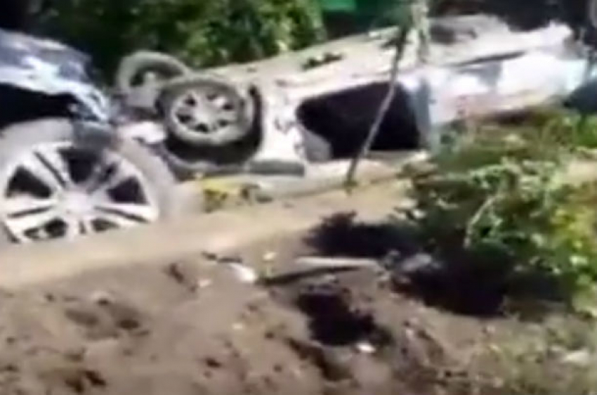 Жуткие последствия смертельного столкновения такси и «Мерседеса» сняли на видео