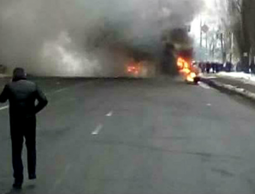 Жуткая автокатастрофа с горящими машинами парализовала движение в Киеве и попала на видео