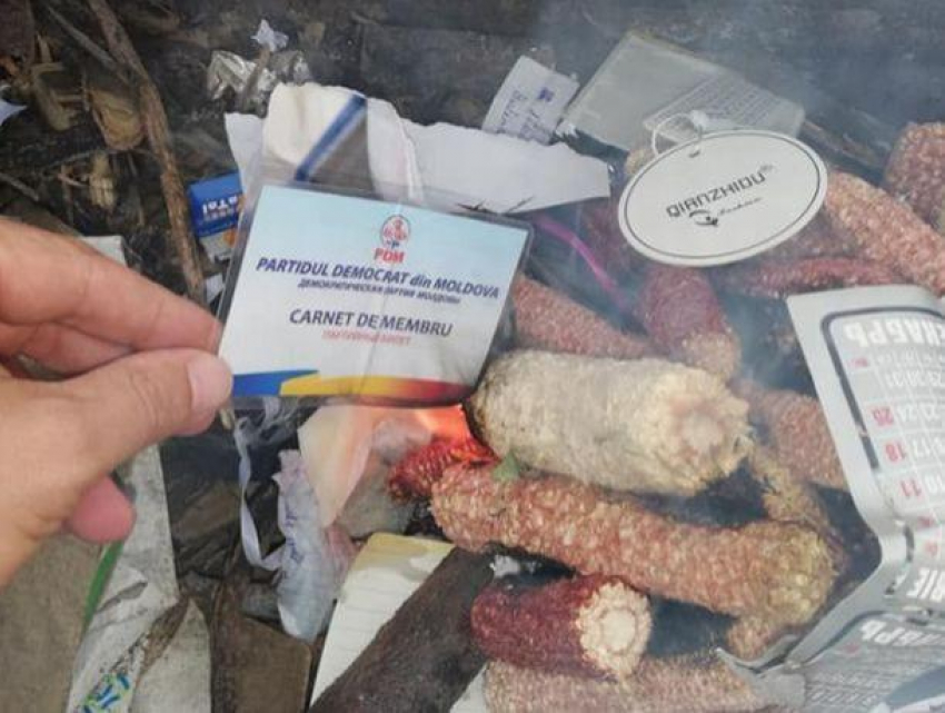 Демократы сжигают партийные билеты?